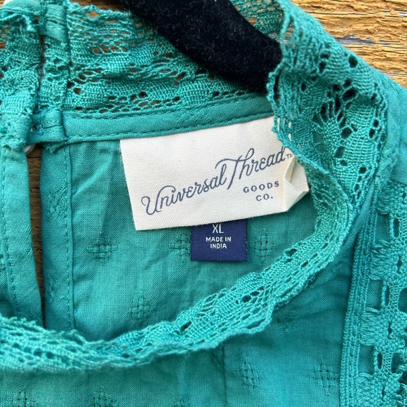 SzL-UniversalThread Shirt Sleeve top w/lace detail see last photo for small spot - Picture 5 of 6